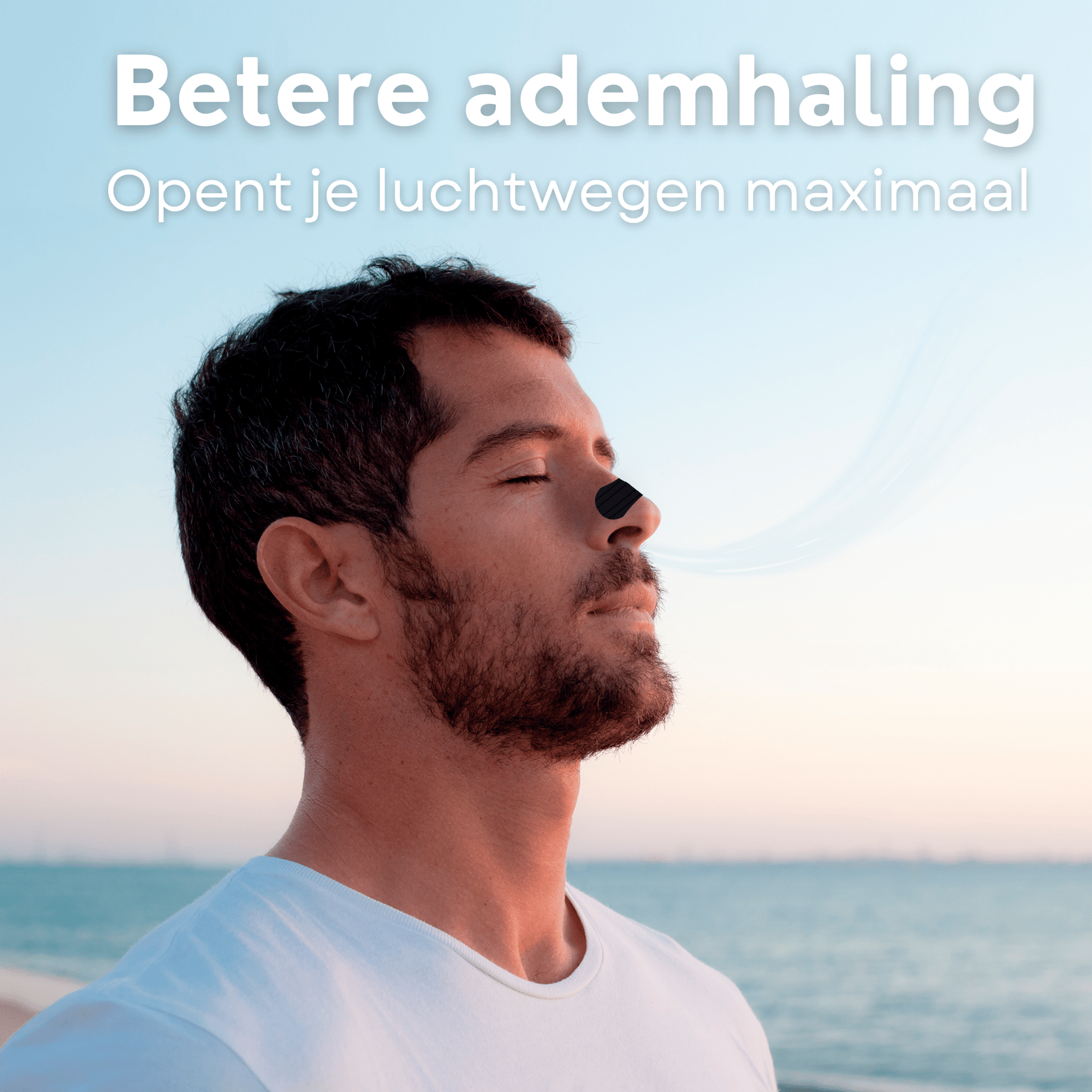 een sfeerafbeelding van een man die op het strand loopt met een zwarte anti snurkpleister op van comformidable. Op de afbeelding staat de volgende tekst: "betere ademhaling, opent je luchtwegen maximaal".