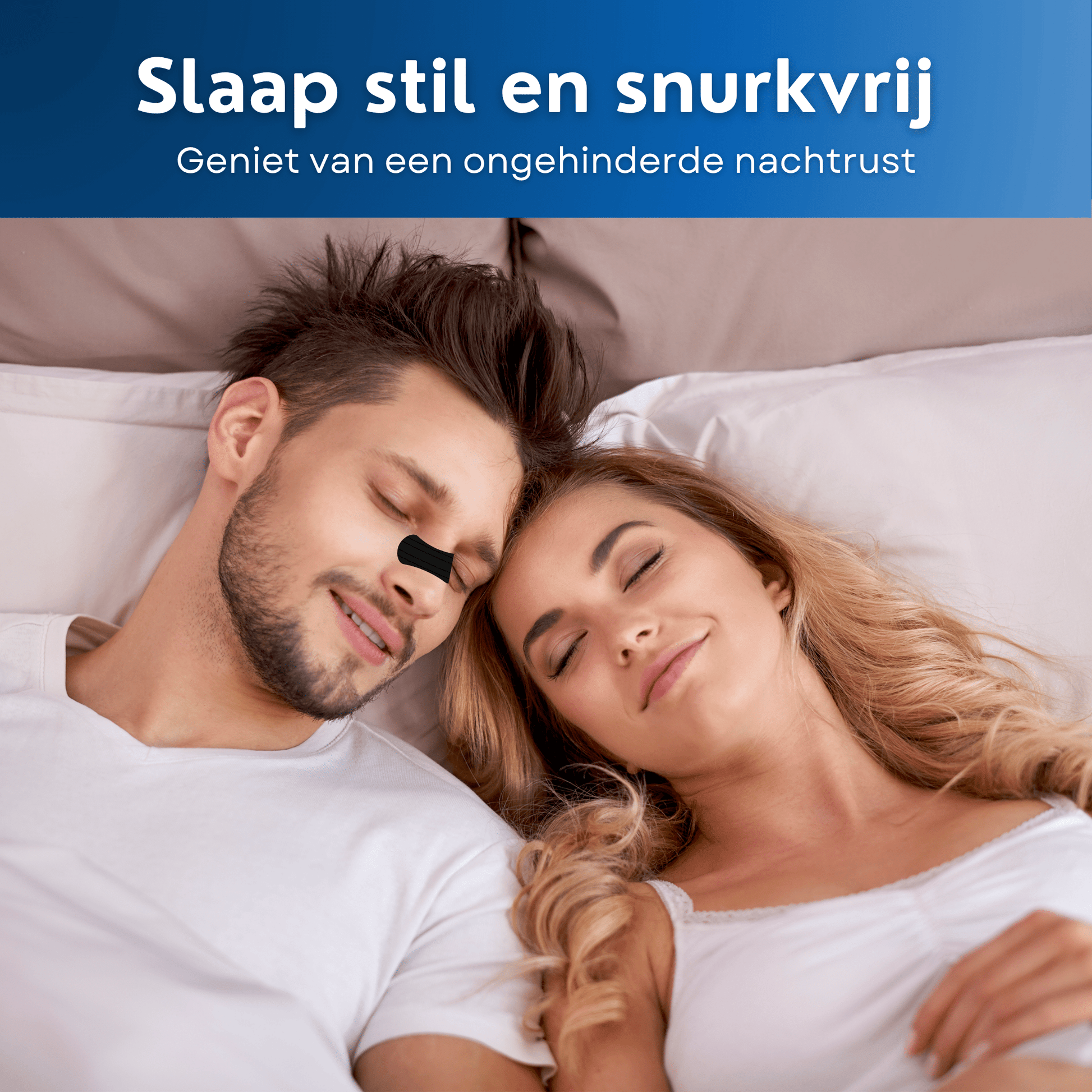 een afbeelding met een man en vrouw die tevreden in bed liggen te slapen. Dit komt waarschijnlijk doordat de man een neusstrip draagt en dus waarschijnlijk niet aan het snurken is.