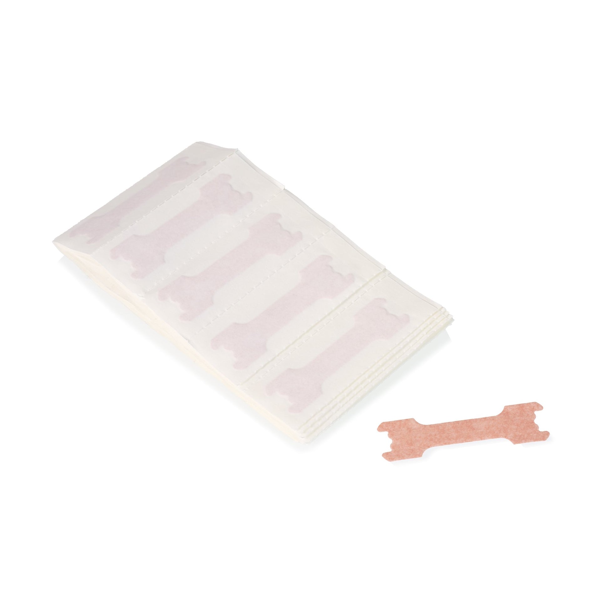 Close-up van een stapel huidkleurige neusstrips op stripvellen met één losse strip ervoor, ideaal voor betere ademhaling en snurkpreventie