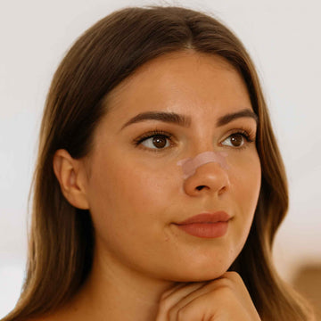 portret van een vrouw met een neusstrip op haar neus