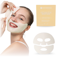Vrouw gebruikt het Comformidable Collagen Glow Boost Mask, een geel collageen gezichtsmasker met productverpakking en illustratie van het tweedelige sheet masker