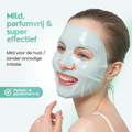 Vrouw draagt het groene Comformidable Collagen Calm Balance Mask, een mild en parfumvrij collageen gezichtsmasker voor een kalme en gehydrateerde huid