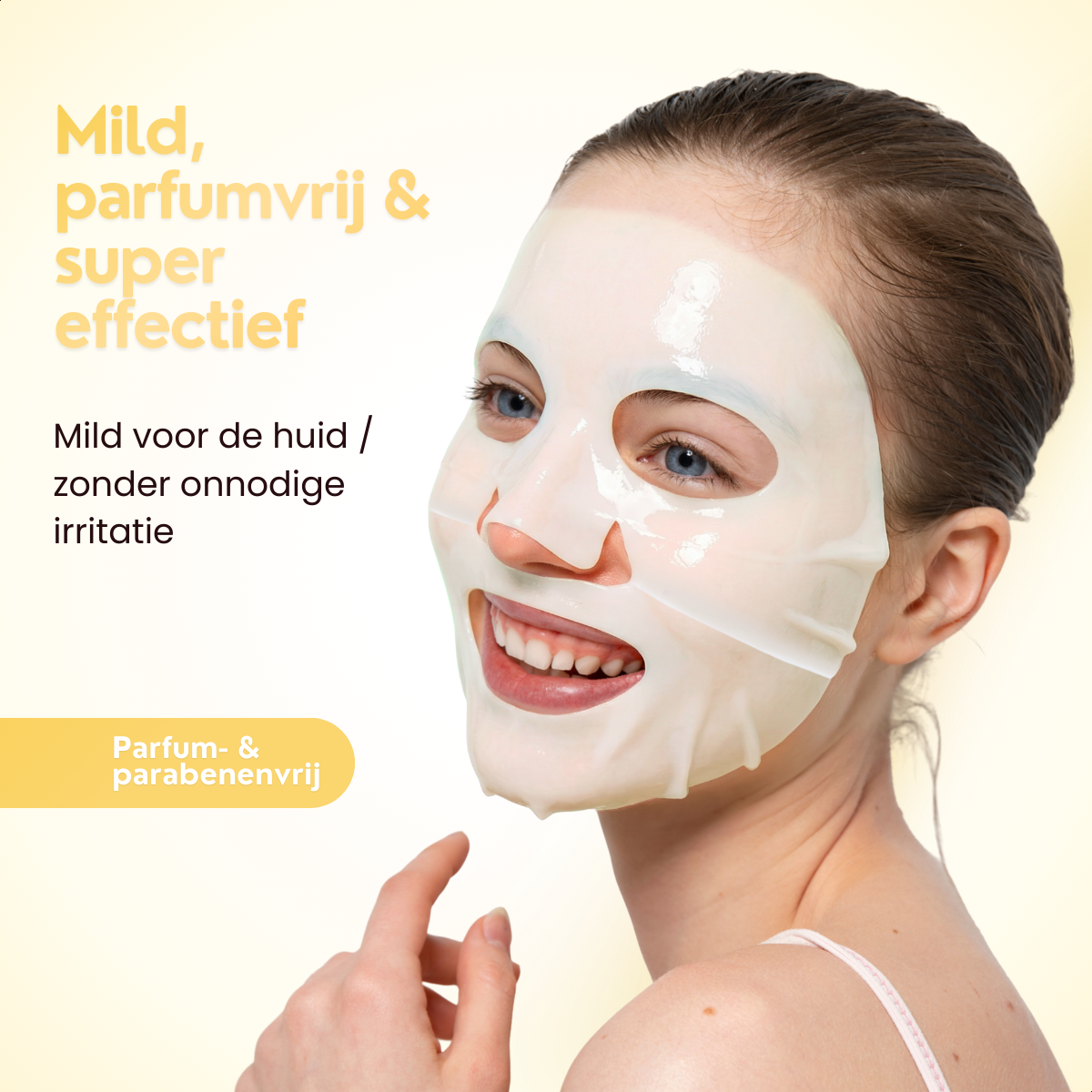 Vrouw draagt het Comformidable Collagen Glow Boost Mask, een mild en parfumvrij collageen sheet masker voor een stralende huid