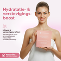 Vrouw houdt collageen lift mask verpakking vast met focus op hydratatie en versteviging