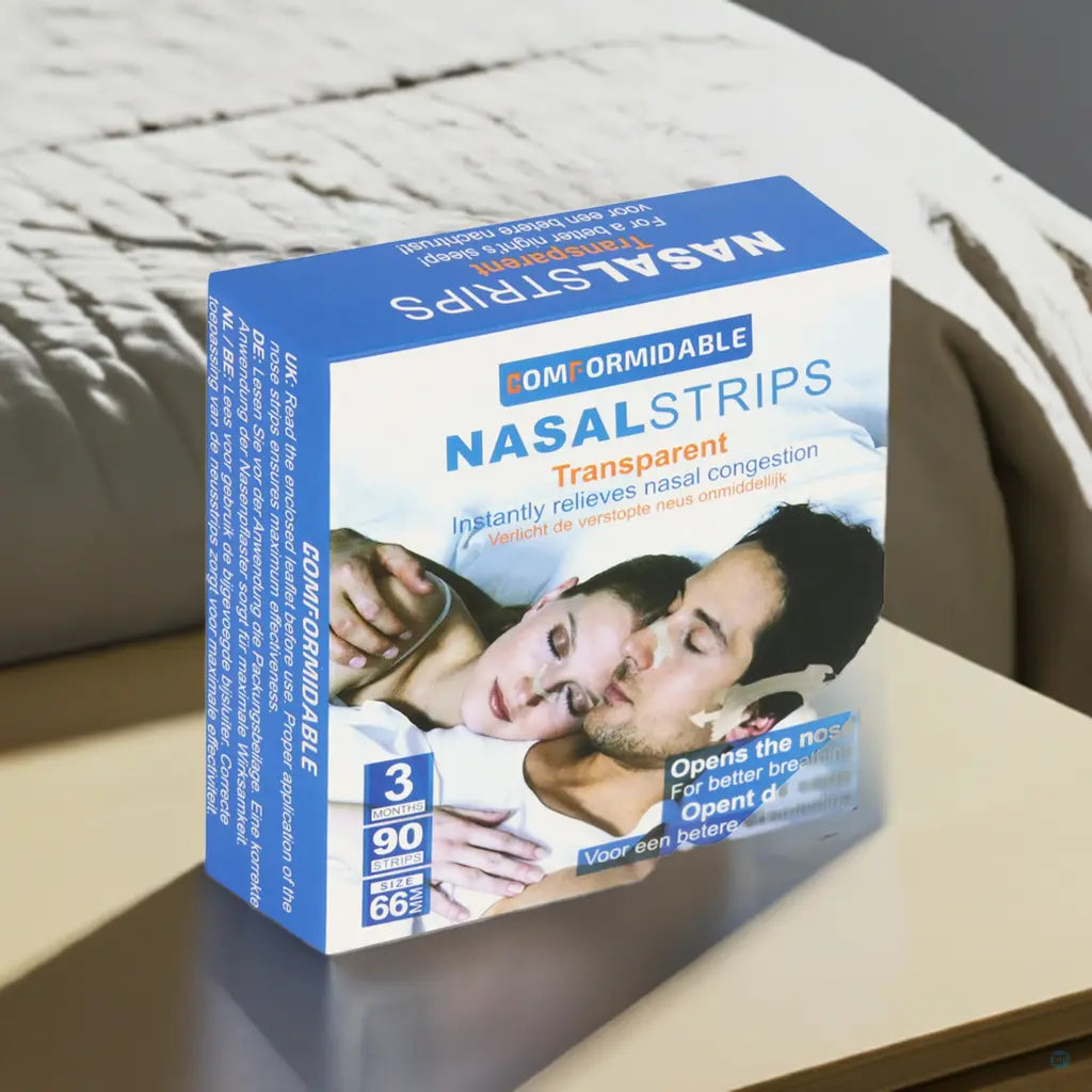 Verpakking van Comformidable transparante neusstrips, met tekst 'Instantly relieves nasal congestion' en 'Opens the nose for better breathing'. De verpakking toont een slapend stel, waarbij de man een neusstrip draagt. Bevat specificaties zoals 90 strips, 3 maanden gebruik, en maat L