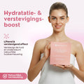 Model houdt de verpakking vast van het Collagen Hydra Lift Mask met nadruk op hydratatie en versteviging.