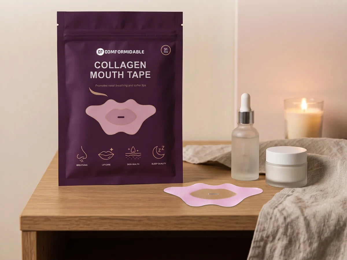 Zakje collageen mondtape op het nachtkastje naast een kaars