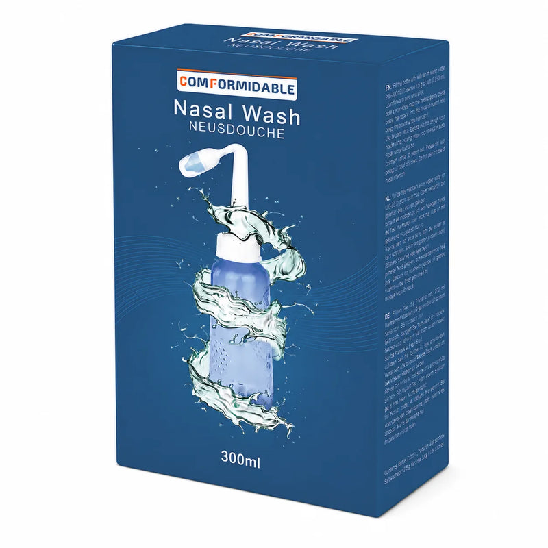 Schuin aanzicht van de verpakking van de Comformidable neusdouche met de fles en spuitmond afgebeeld.