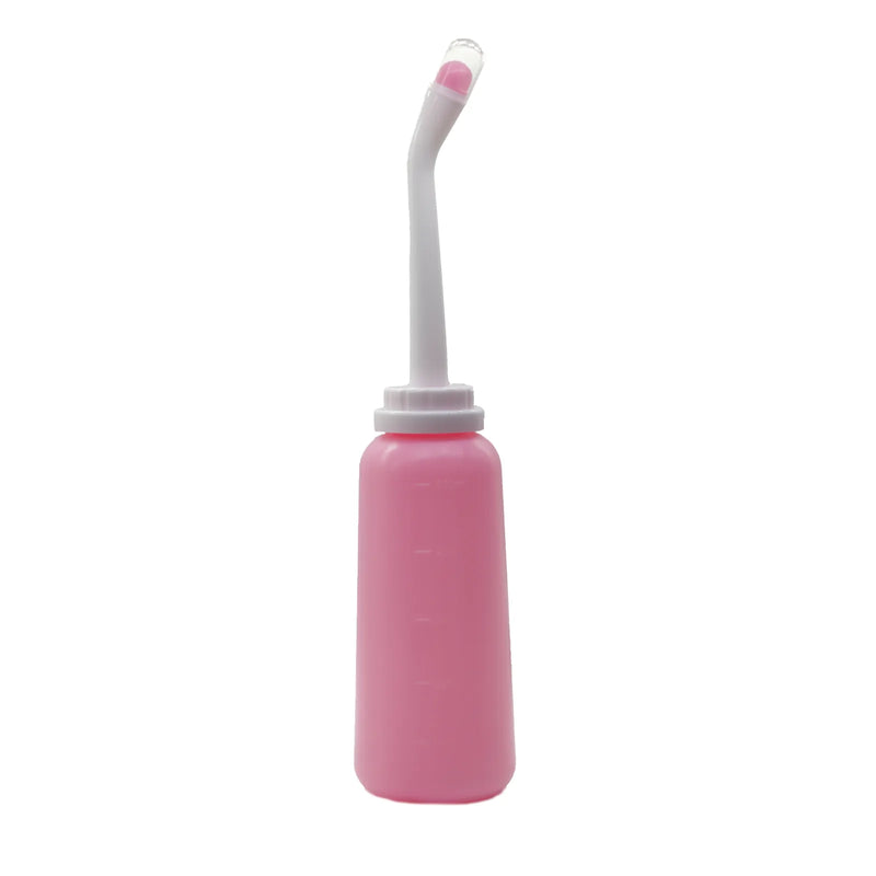 Roze bidetfles van 500 ml met witte gebogen sproeikop en stofkapje