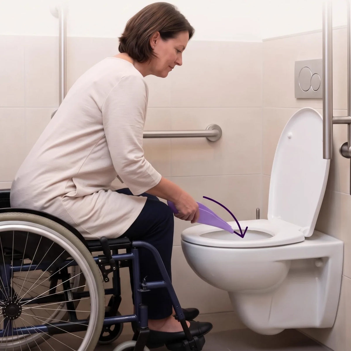 Vrouw in een rolstoel gebruikt de plastuit boven het toilet