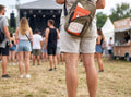 Plaszak in een heuptas op een festival