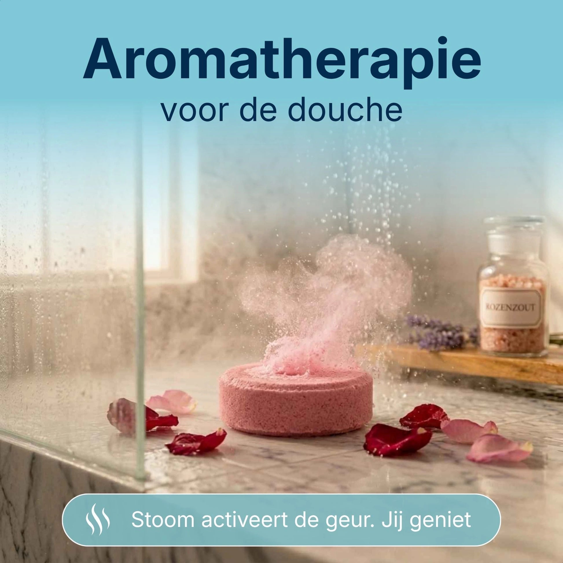 Shower steamer in gebruik onder douche met opstijgende stoom en aromatherapie effect