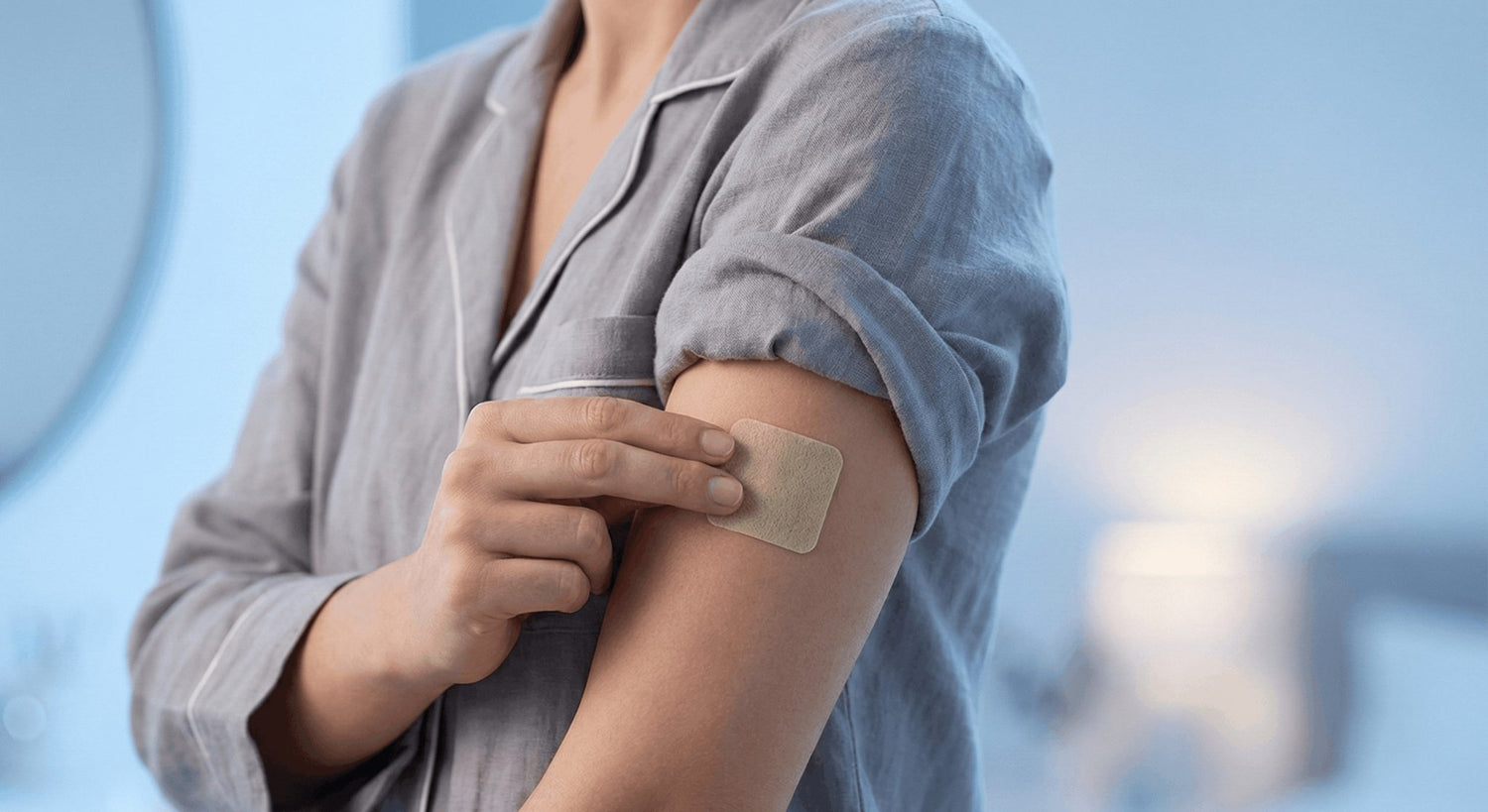 Persoon die een slaappleister op de bovenarm aanbrengt