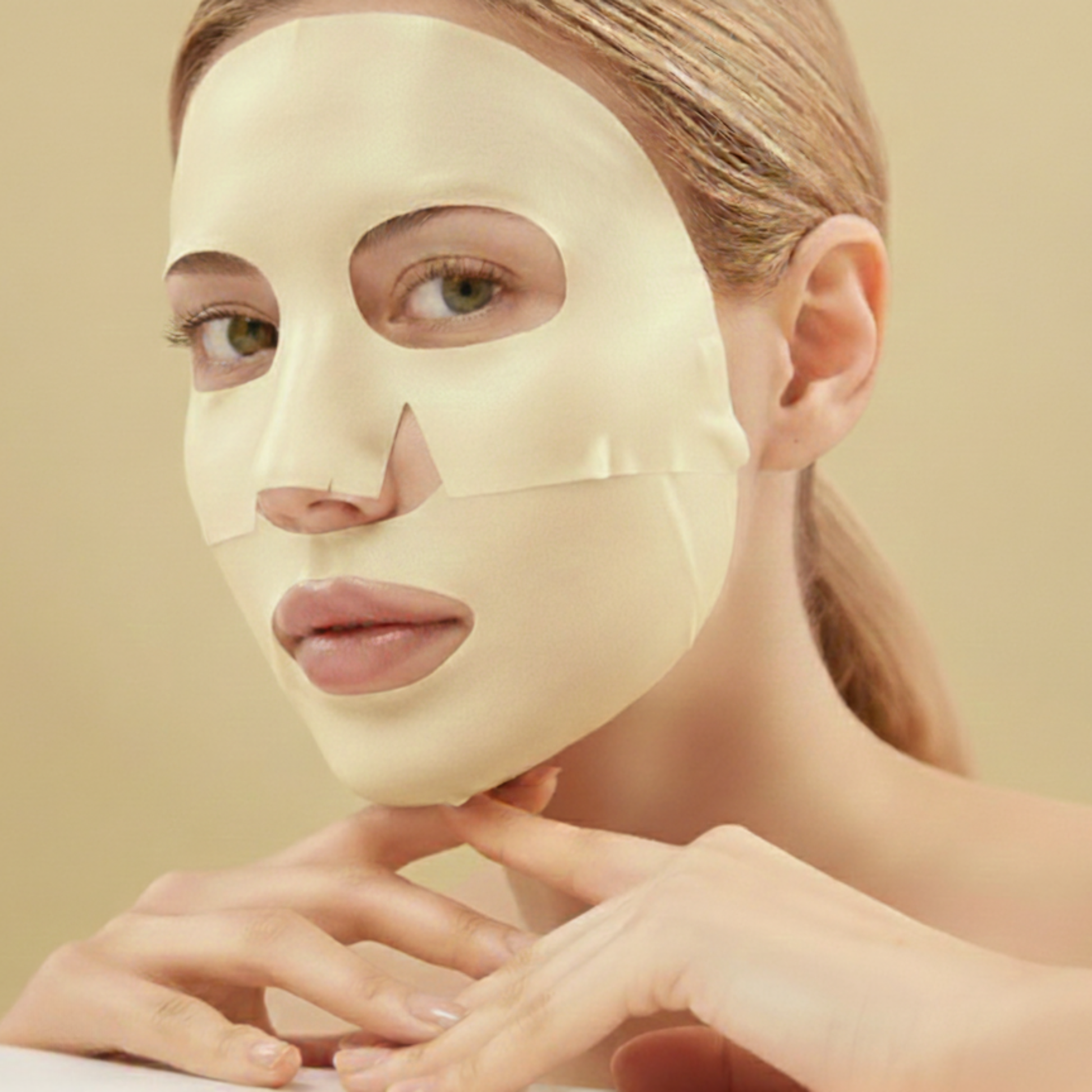 blonde vrouw met een geel collageen masker op